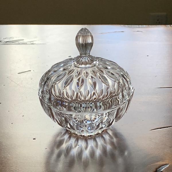 Vintage 1990s 24% Lead Crystal Glass Bretagne Candy Dish with Lid by Cristal d’Arques.- Excellent Condition