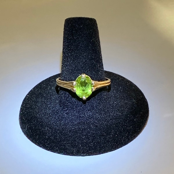 Vintage 14k Yellow Gold Oval Cut Peridot Lady's Ring - Excellent Condition