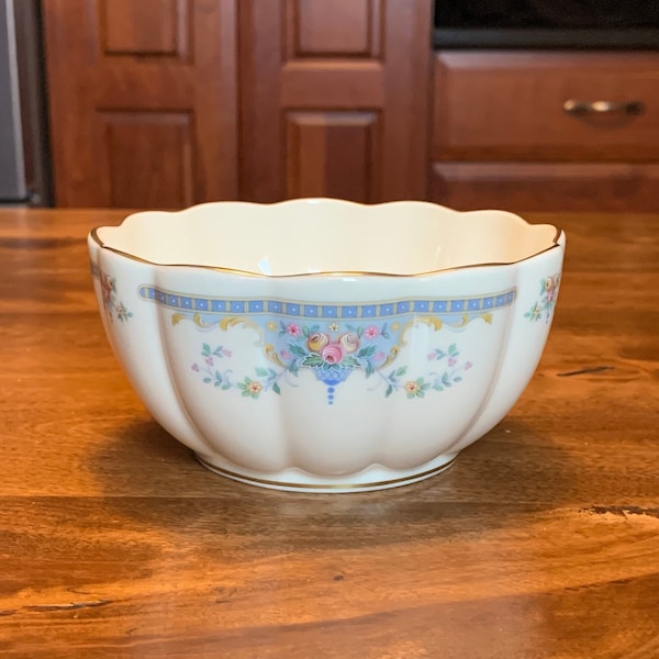 Vintage Royal Doulton Petal Bowl - Juliet Pattern from The Romance Collection  - H-5077 - Excellent Condition