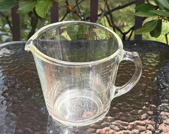Vintage Pyrex D Handled 4 Cup Measuring Cup - #532 - No Metrics - Fair Condition