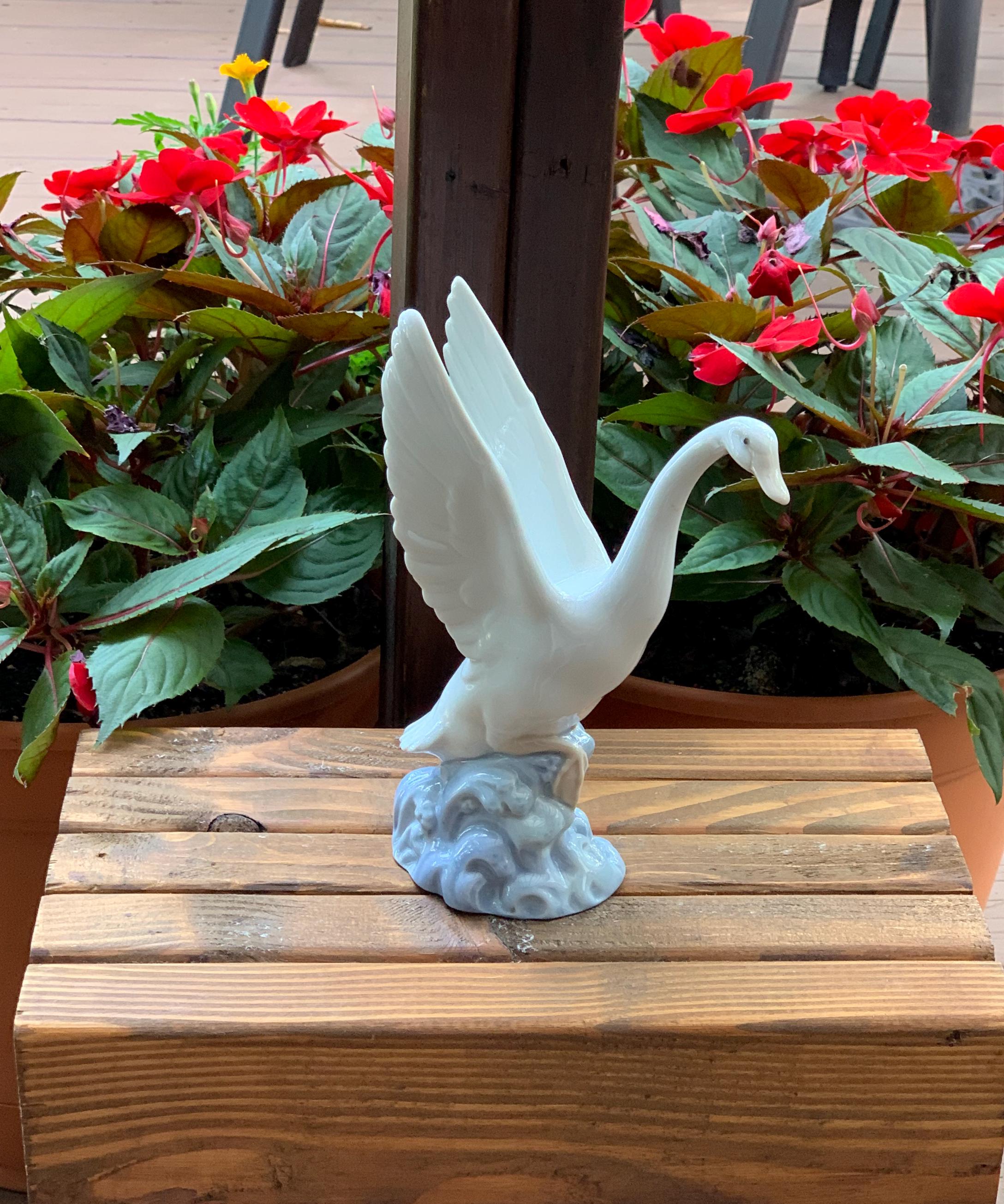 Vintage Lladró NAO Swan in Flight - Catalog # 02010107 - Circa