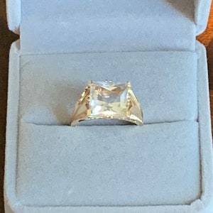 Vintage 1990s Women’s 14K Yellow Gold Princess Cut Colorless Goshenite Gemstone Ring - Excellent Condition