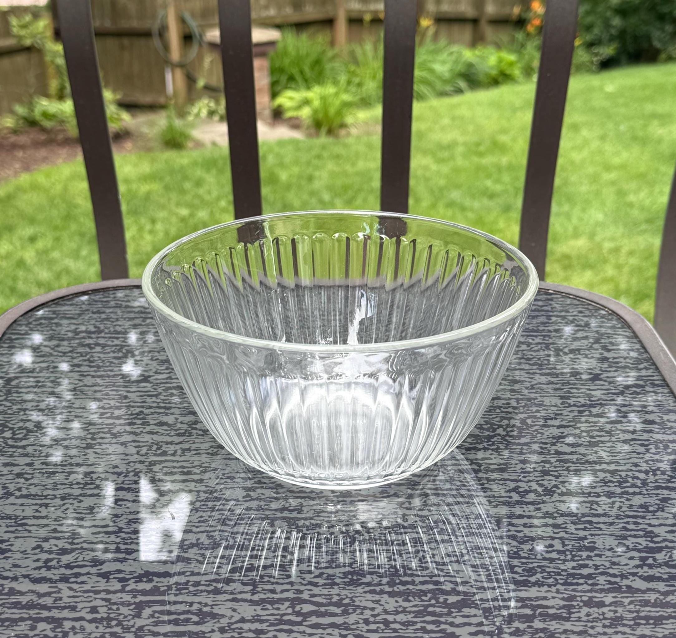 Pyrex Vintage 6 Cup Clear Glass Sculpted Mixing Bowl 7402-S - Excellent Condition