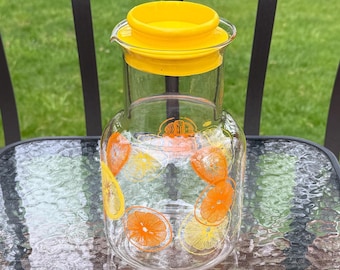 Vintage Pyrex 1.5 Qt. Carafe 3515 with Yellow Plastic Lid - Lemon and Orange Slice Pattern - Excellent Condition