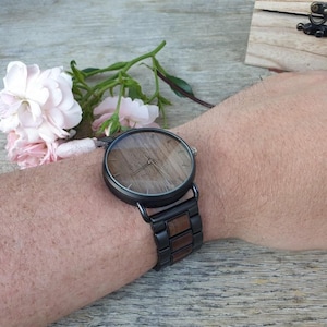 Gravierte Armbanduhr Roma aus Holz Echte Walnuss Herrenuhr Handgemacht Personalisiert Bild 5