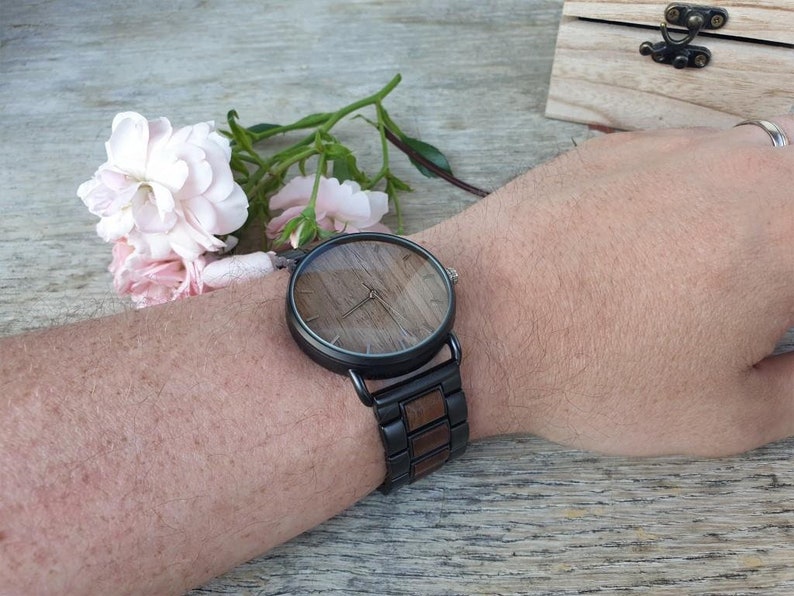 Gravierte Armbanduhr Roma aus Holz Echte Walnuss Herrenuhr Handgemacht Personalisiert Bild 5