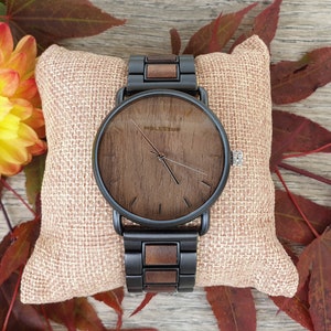 Gravierte Armbanduhr Roma aus Holz Echte Walnuss Herrenuhr Handgemacht Personalisiert Bild 3