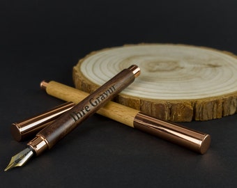 Stylo plume gravé en véritable bois précieux • Rechargeable • Comprend un encrier, un convertisseur d'encre et un étui à stylo