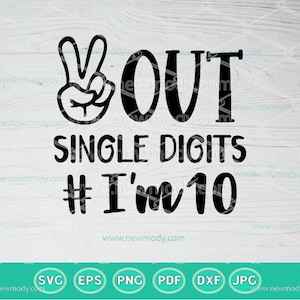 Può includere: Grafica in bianco e nero con il testo "You're out of single digits #I'm 10". La grafica presenta un segno di pace con un dito che punta a destra.