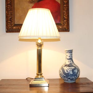 Lámpara de mesa vintage de latón con columna corintia, incluye pantalla nueva. Perfecta para una residencia elegante en la ciudad o en el campo.