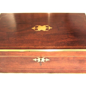 Elegante Victoriaanse schrijfplank van walnoot, geheime lades, inktfles, werkend slot met sleutel.