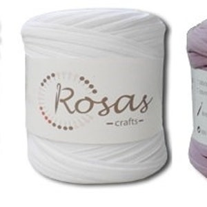 Puede incluir: Tres carretes de hilo en negro, blanco y rosa claro. Cada carrete tiene una etiqueta que dice "Rosas - crafts".