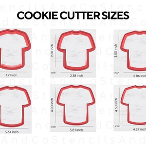 Op de afbeelding: Zes rode plastic koekjessnijders in de vorm van een t-shirt, met hoogtes vari&euml;rend van 5,08 cm tot 11,43 cm. De afbeelding bevat de tekst "COOKIE CUTTER SIZES".