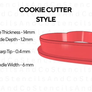 Op de afbeelding: Een rode hartvormige koekjesuitsteker. De mesdikte is 1,4 cm, de mesdiepte is 1,2 mm, de scherpe punt is 0,4 mm en de handgreepbreedte is 6 mm. De tekst "COOKIE CUTTER STYLE" staat boven de uitsteker.