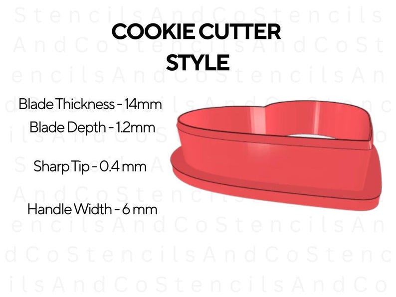 Op de afbeelding: Een rode hartvormige koekjesuitsteker. De mesdikte is 1,4 cm, de mesdiepte is 1,2 mm, de scherpe punt is 0,4 mm en de handgreepbreedte is 6 mm. De tekst "COOKIE CUTTER STYLE" staat boven de uitsteker.