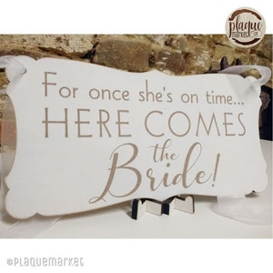 Peut inclure: Une pancarte en bois blanc avec une inscription brune qui dit "For once she's on time... HERE COMES the Bride!"