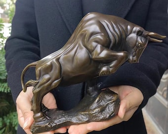 Old Wall Street Bronze Bull Statue Wall Street Charging Bull Sculpture Home Decor, Majestic Furnishings Decor Gift Bull/Cow/Ox Figure PF2641