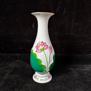 Jarrón de porcelana blanca con relieve de loto: Decoración floral Yuhuchun pintada a mano.