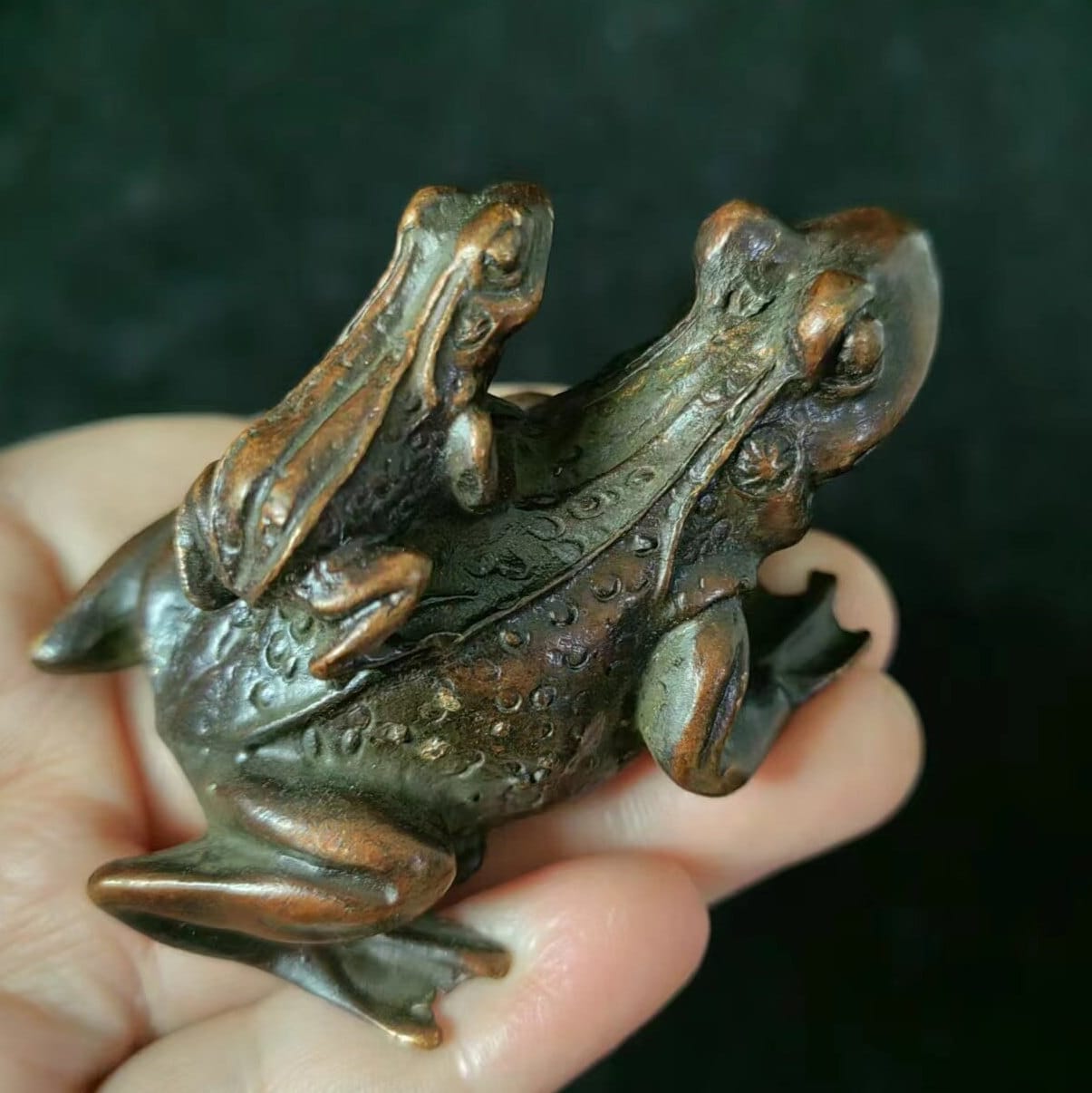 カエルの背に子が１匹彫刻 カエルの背に子が1匹彫刻