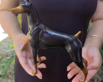 Vintage koperen dobermanbeeldje, handgeschilderd hondenbeeldhouwwerk