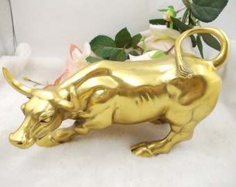 Golden colour Wall Street statue,Vintage looking Lucky animal cattle figures wealth power ornament,,desk decoration lovely sculpture wealthy