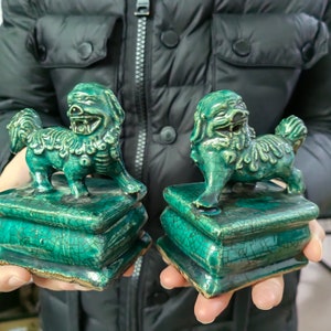 Pair Beijing Lions Fu Foo Dog lion Statues Green Ceramic Chinese Feng Shui Decor Prosperity Home Office Sculpture Gift House Warming PF498