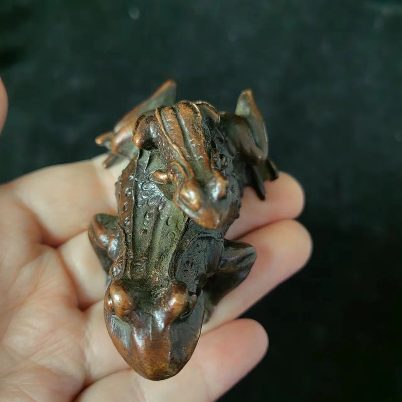 カエルの背に子が１匹彫刻 カエルの背に子が1匹彫刻