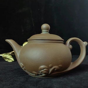 Puede incluir: Un juego de tres tazas de cerámica con un acabado mate moteado. Las tazas son de color crema, gris claro y gris oscuro. Cada taza tiene un diseño simple y minimalista.