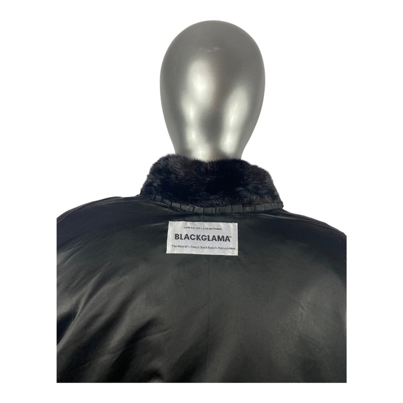 K&ouml;nnte beinhalten: Schwarzer Pelzmantel mit schwarzem Pelzkragen und einem wei&szlig;en Etikett mit der Aufschrift "BLACKGLAMA&reg; The World's Finest Dark Ranch Raised Mink".