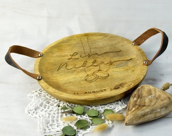 Holz - Tablett mit Gravur, zwei Ledergriffen - rund d 300 mm und / oder 380 mm | personalisiertes Hochzeitsgeschenk |