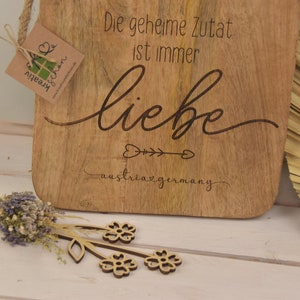 Schneidebrett Die geheime Zutat ist immer die Liebe aus Holz mit Herz eckig Küchenbrett mit Griff Herz-Bohrung 画像 9