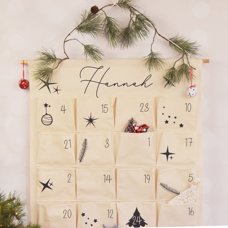 Adventskalender aus Stoff mit 24 Taschen zum Aufhängen & Wunschtext personalisierter Adventskalender zum Befüllen großer Adventskalender Bild 2