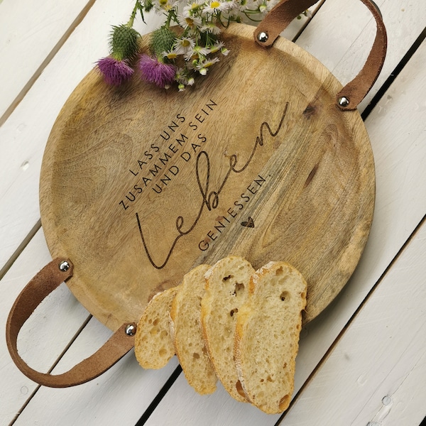 Holz - Tablett mit Gravur, zwei Ledergriffen - rund d 300 mm und / oder 380 mm | Lass uns zusammen sein und das Leben genießen | Geschenk |