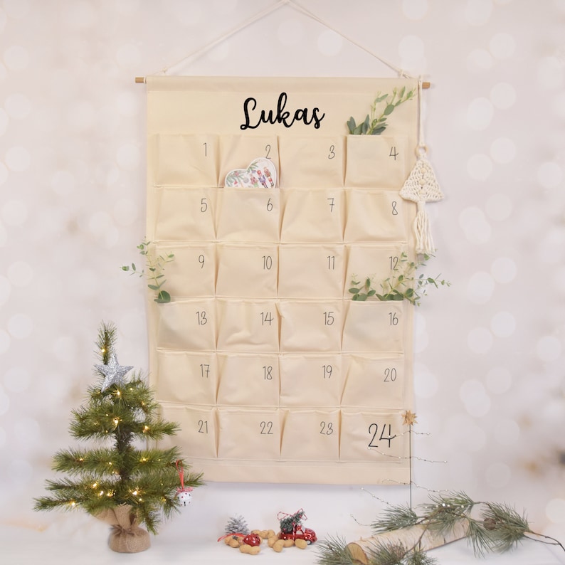 Adventskalender aus Stoff mit 24 Taschen zum Aufhängen & Wunschtext personalisierter Adventskalender zum Befüllen großer Adventskalender Bild 5