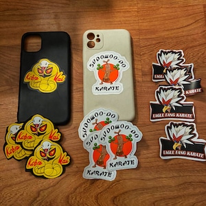 Cobra Kai Dojo Autocollants - Style Pokémon - Miyagi Do Eagle Fang Sudowoodo Arbok Braviary Pokemon Go Fusions Personnalisé