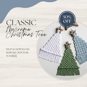 Könnte beinhalten: Drei Makramee-Weihnachtsbaum-Anhänger in Weiß, Hellblau und Grün. Jeder Anhänger hat einen Stern oben und eine Franse unten. Die Anhänger befinden sich auf einem weißen Holzgrund mit dem Text "CLASSIC Macrame Christmas Tree" und "DIGITAL DOWNLOAD HOW TO + YOUTUBE TUTORIAL". In der oberen rechten Ecke befindet sich ein Kreis mit dem Text "50% OFF".