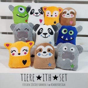 Könnte beinhalten: Ein Set aus neun Plüschtieren mit gestickten Gesichtern. Die Tiere umfassen einen Panda, einen Fuchs, ein Monster, ein Faultier und ein Nilpferd. Die Spielzeuge sind alle in verschiedenen Farben und haben unterschiedliche Gesichtsausdrücke. Der Text "TIERE ITH SET" und "FUR DEN 10X10ER RAHMEN / @HIMBEERDESIGN" ist unter den Spielzeugen gedruckt.