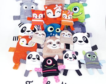 May include: A collection of 10 plush toy zipper pouches featuring various animal designs, including a panda, sloth, monster, and fox. The pouches are designed for 10x10 and 13x18 inch frames.  The text "Taschentiere" is written in a decorative font at the bottom of the image. The text "für den 10x10 und 13x18er Rahmen, 10 tolle Motive, himbeerdesign | gewerbliche Nutzung inklusive" is also included in the image.