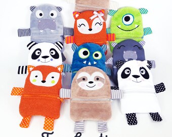 May include: Ten plush zipper pouches with different animal designs, including a sloth, fox, panda, monster, and hippo. The pouches are designed for a 13x18 inch frame. The text "Taschentiere" is written in a decorative font above the pouches. The text "für den 13x18er Rahmen, 10 tolle Motive, himbeerdesign | gewerbliche Nutzung inklusive" is written below the pouches.