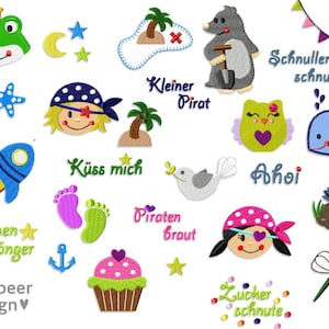 Może przedstawiać: Kolekcja kolorowych haftowanych naszywek z różnymi wzorami. Zawiera zieloną żabę z koroną, piratkę, rakietę, wieloryba i babeczkę. Tekst zawiera "Küss mich" i "Sternenfänger".