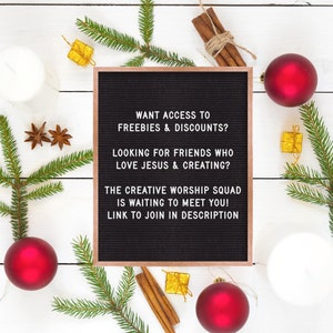 K&ouml;nnte beinhalten: Ein schwarzes Buchstabenbrett mit wei&szlig;en Buchstaben, auf dem "WANT ACCESS TO FREEBIES & DISCOUNTS? LOOKING FOR FRIENDS WHO LOVE JESUS & CREATING? THE CREATIVE WORSHIP SQUAD IS WAITING TO MEET YOU! LINK TO JOIN IN DESCRIPTION" steht, umgeben von Weihnachtsdekorationen wie roten Kugeln, Zimtstangen und Kiefern&auml;sten.