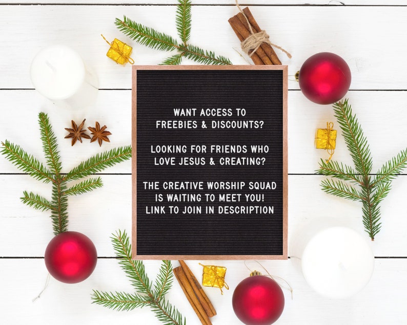 K&ouml;nnte beinhalten: Ein schwarzes Buchstabenbrett mit wei&szlig;en Buchstaben, auf dem "WANT ACCESS TO FREEBIES & DISCOUNTS? LOOKING FOR FRIENDS WHO LOVE JESUS & CREATING? THE CREATIVE WORSHIP SQUAD IS WAITING TO MEET YOU! LINK TO JOIN IN DESCRIPTION" steht, umgeben von Weihnachtsdekorationen wie roten Kugeln, Zimtstangen und Kiefern&auml;sten.