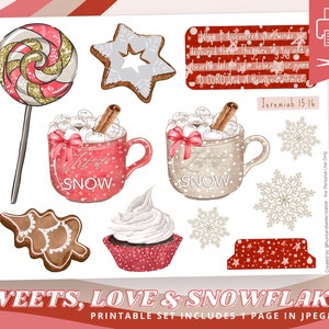 Könnte beinhalten: Druckbarer Satz winterlicher Sticker mit einem roten und weißen Zuckerstangen, einem Lebkuchen, einem Cupcake mit weißem Frosting, einer roten Tasse mit Marshmallows und einem Zimtstange, einer beigefarbenen Tasse mit Marshmallows und einem Zimtstange, einer weißen Schneeflocke und einem roten und weißen sternförmigen Sticker. Der Text "Let it Snow" ist auf den Tassen geschrieben. Der Text "When I discovered your words, I devoured them. They are my joy and my heart's delight, for I bear your name O LORD God of Heaven's Armies Jeremiah 15:16" ist auf einem weißen Rechteck geschrieben. Der Text "SWEETS, LOVE & SNOWFLAKES PRINTABLE SET INCLUDES 1 PAGE IN JPEG & PDF" ist am unteren Rand des Bildes geschrieben.