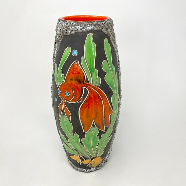 Français Vase en céramique vintage des années 1970 avec motif de poisson et glaçure de lave grasse
