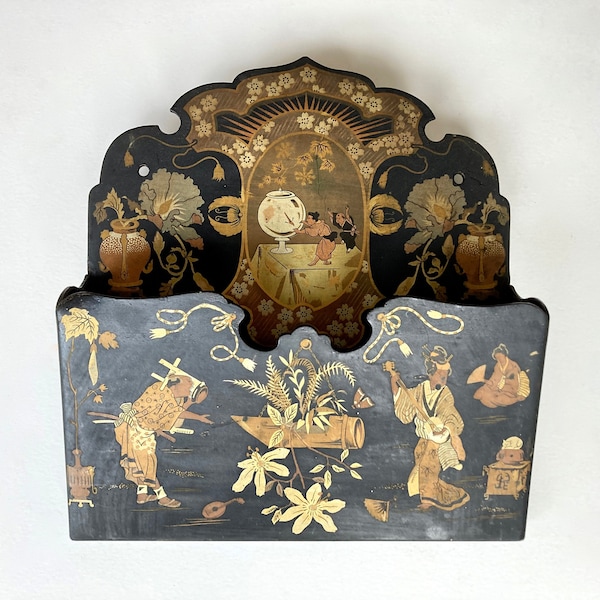 Ancien porte-lettres Français des années 1920 en panneau dur avec chinoiseries, support à journaux mural Art Déco noir avec motifs en or