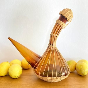 Jarra de vino de ratán tejido y vidrio Porron de estilo español de mediados de siglo, decantador de vidrio color ámbar vintage, jarra de vino, vajilla vintage