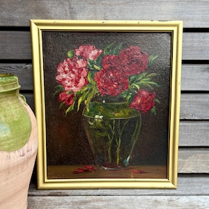 Pintura al óleo original francesa vintage de la década de 1940 con flores, bodegón floral melancólico enmarcado, peonías rojas y rosas en jarrón de cristal, flores de jardín.