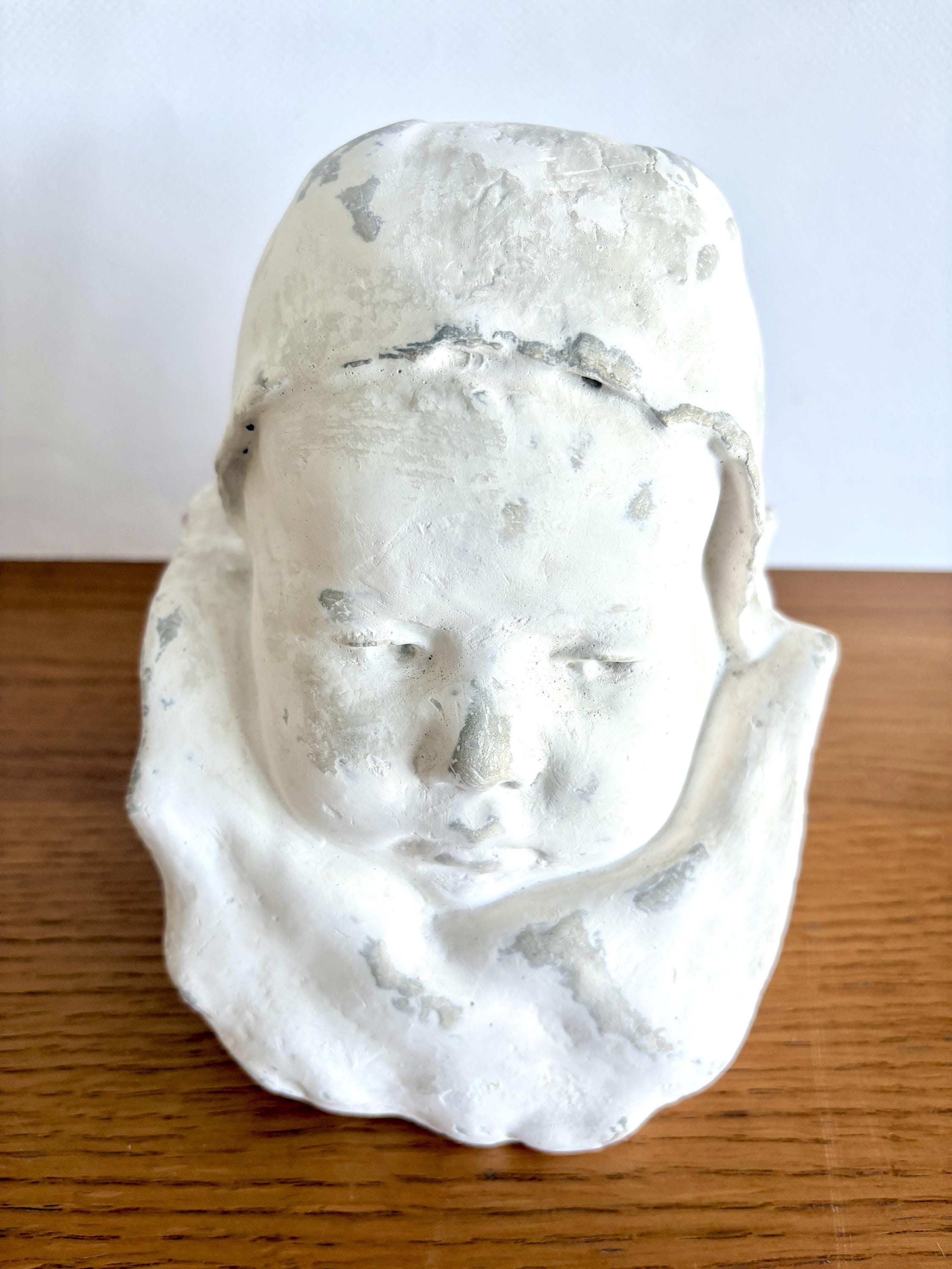 フランスのアンティーク石膏胸像: ジャン・カリエスの幼児の彫刻