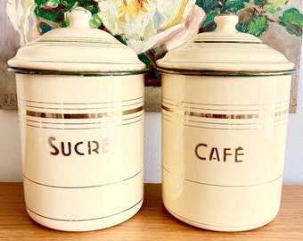 Set mit zwei Vintage französischen Emaille Küchengläsern mit Deckeln, Vintage Emaillebehälter für Zucker und Kaffee, Vintage Gelbes Küchendekor