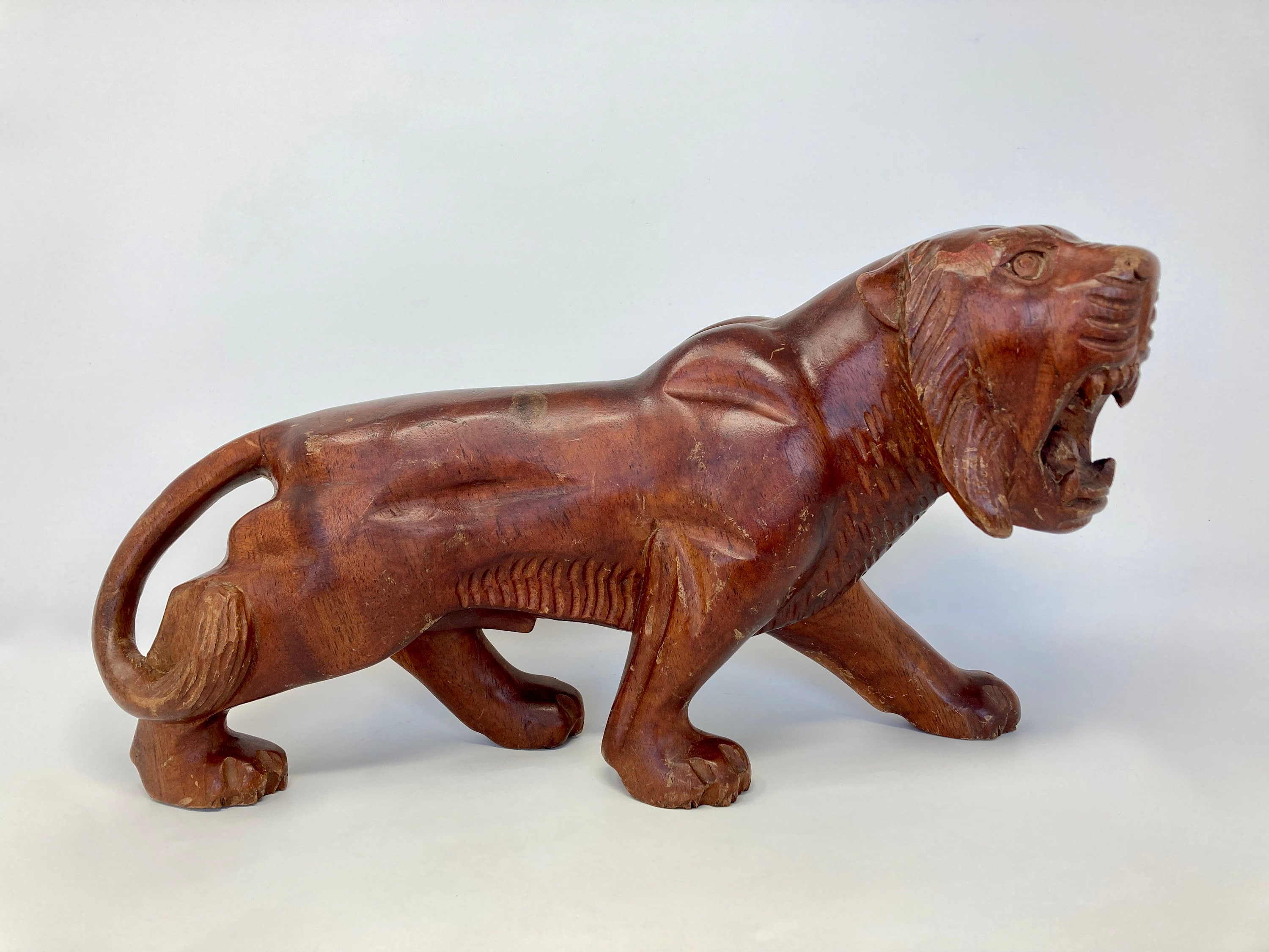 虎  木彫り 虎の彫刻 デカい！ 一枚木